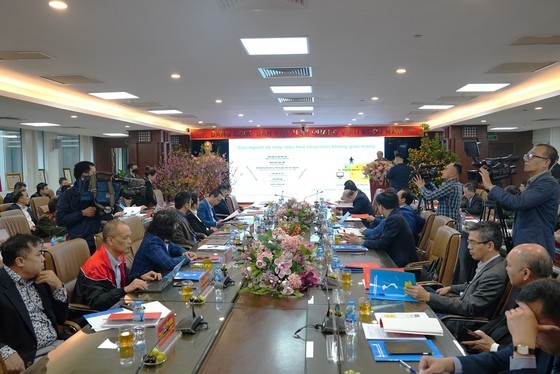 Professors, associate professors, PhDs, and experts discuss at the seminar