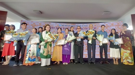 Some poets, writers and characters in poetry and literary works are given prizes at the event (Photo: SGGP)