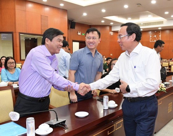 Mr. Nen shakes hands of meeting participants ( Photo: SGGP)