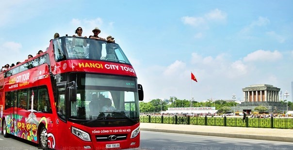 Visitors to Hanoi on a bus tour (Photo: VNA)