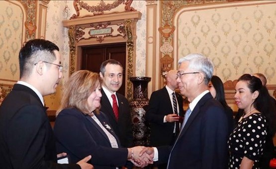 Vice Chairman of the HCM City People’s Committee Vo Van Hoan (R) welcomes Ontario Minister of Agriculture, Food and Rural Affairs Lisa Thompson on February 13. (Photo: VNA)