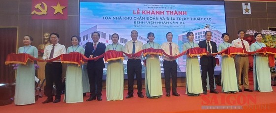 At the inauguration of the high-tech diagnostic and treatment building