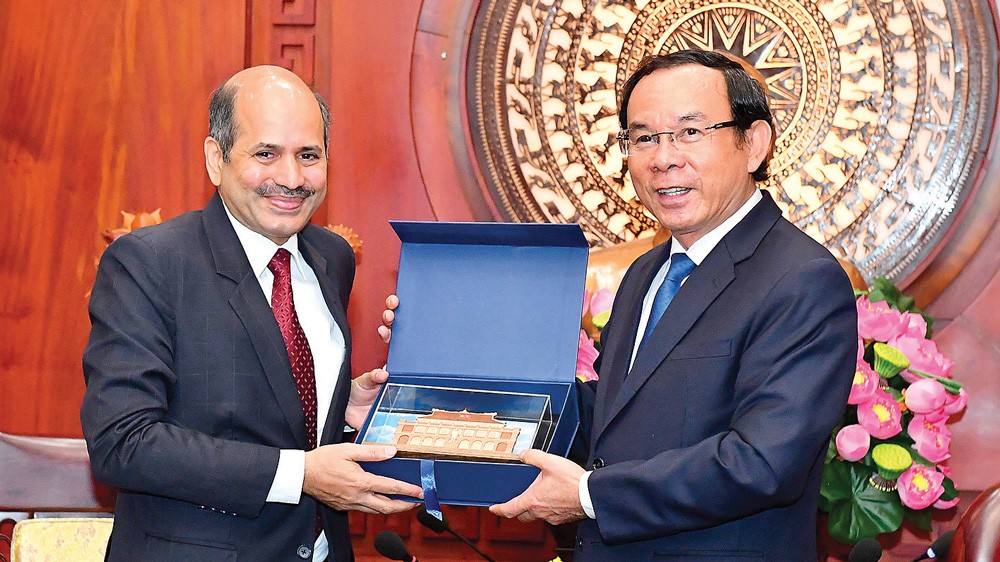 Secretary of the Ho Chi Minh City Party Committee Nguyen Van Nen presents a souvenir to Indian Ambassador to Vietnam Sandeep Arya (Photo: SGGP)