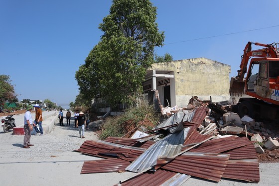 Local authority and the road investor help the land owner to dismantle the house