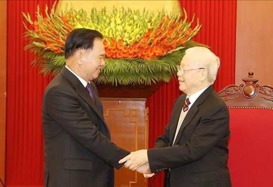 Party General Secretary Nguyen Phu Trong (R) receives Chief of Office of the Lao People’s Revolutionary Party (LPRP) Central Committee Thongsalith Mangnomek (Photo: VNA)