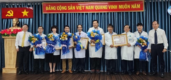 Vice Chairman of Ho Chi Minh City People's Committee Duong Anh Duc (left ) awards certificates of merit to the teams