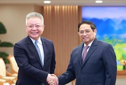 Prime Minister Pham Minh Chinh (R) and Secretary of the Party Committee of Hainan province Shen Xiaoming. (Photo: VNA)