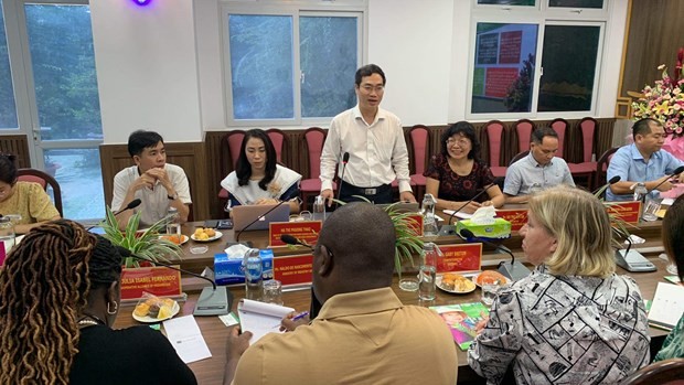 The Mozambican delegation works with the Collage of Management for Agriculture and Rural Development 2 (Photo: SOCODEVI)