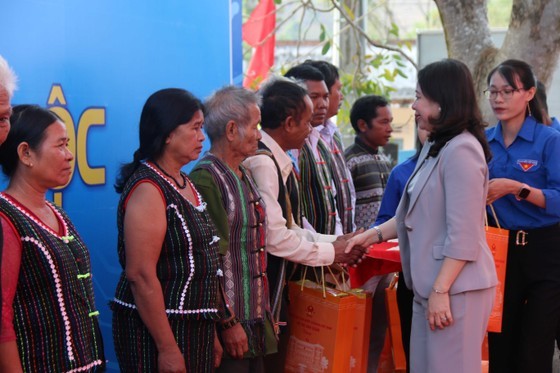 Ms. Xuan gifts village elders, village chiefs, and heroic Vietnamese mothers (Photo: SGGP)