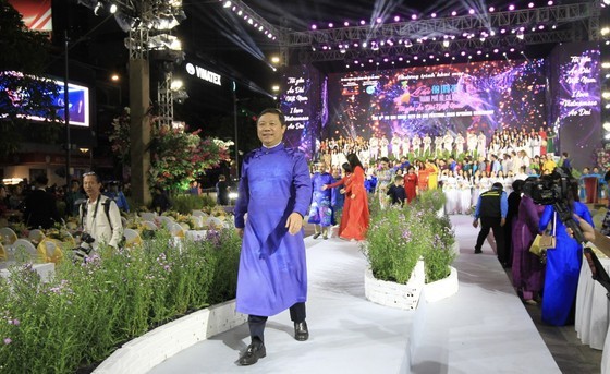 Vice Chairman of the Ho Chi Minh City People's Committee Duong Anh Duc at the festival (Photo: SGGP)