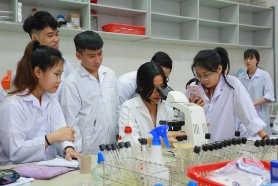 HCMC Chairman expects universities to go along with HCMC’s development HCMC Chairman expects universities to go along with HCMC’s development