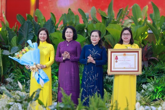 The Ho Chi Minh City Women's Union received the 3rd class Labor Medal (Photo: SGGP)