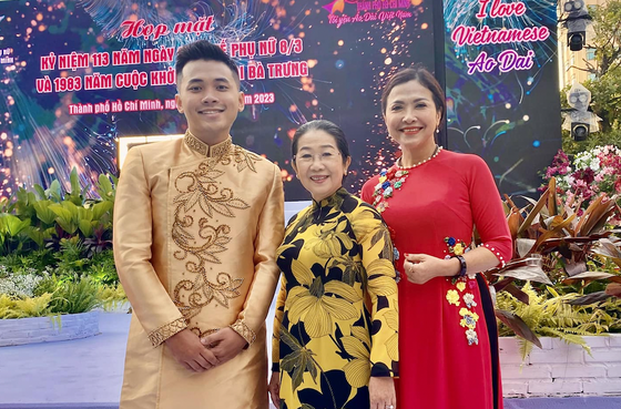 Former Deputy Secretary of the HCMC Party Committee Vo Thi Dung and two celebrities (Photo: SGGP)