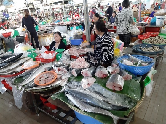 Traders in traditional markets to use banana leaf to wrap food (Photo: SGGP)