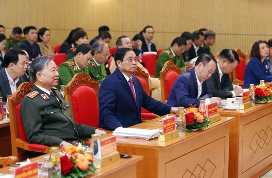 Minister of Public Security General To Lam (first , L) chairs the conference