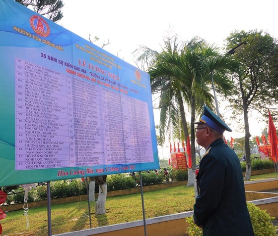 A veteran looks at the memorial name (Photo: SGGP)