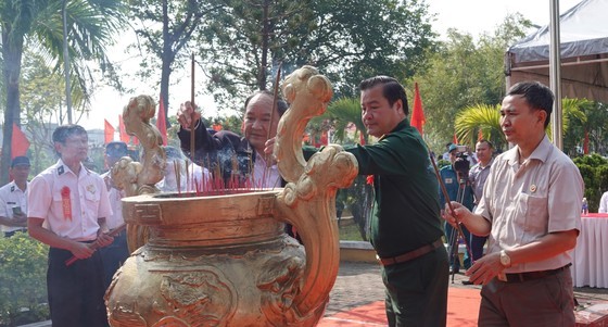 Leaders of Da Nang City offer incense to express gratitude to 64 martyrs (Photo: SGGP)