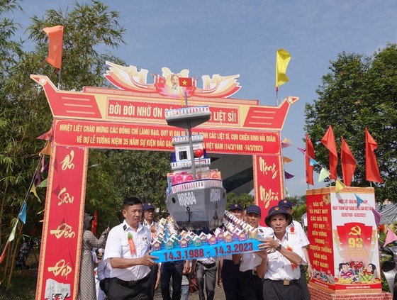 Veterans carry the paper ship to release in Han River (Photo: SGGP)