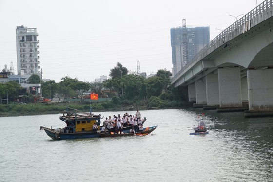 After the incense offering ceremony, veterans release the paper boat in the river (Photo: SGGP)