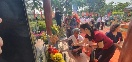 War veterans and families of the martyrs offer incense and then release a paper ship with flowers on Han River in memory of the combatants (Photo: SGGP)