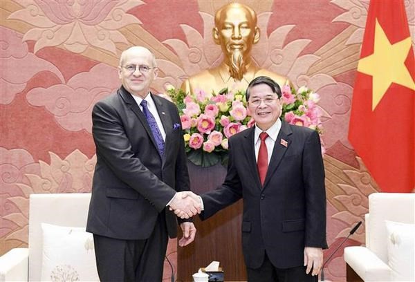 Vice Chairman of the National Assembly Nguyen Duc Hai (R) receives Polish Minister of Foreign Affairs Zbigniew Rau. (Photo: VNA) Vice Chairman of the National Assembly Nguyen Duc Hai (R) receives Polish Minister of Foreign Affairs Zbigniew Rau. (Photo: VNA)