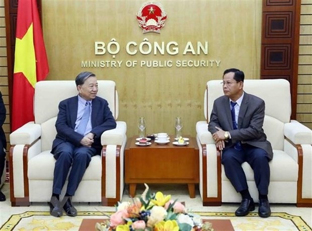 Vietnamese Minister of Public Security Gen. To Lam (L) and Lao Deputy Minister of Public Security Sen. Lieut. Gen Kongthong Phongvichit (Photo: VNA)