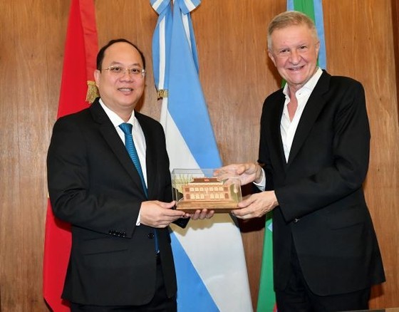 Vice Secretary of the HCMC Party Committee Nguyen Ho Hai gives a gift to Mr. Mario Oporto, Senior Foreign Affairs Advisor, Minister of International Cooperation of Buenos Aires