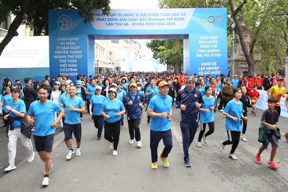 Hanoians, coaches and athletes participated in the Olympic running day on the morning of March 26 (Photo: SGGP)