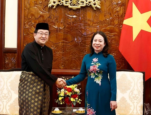 Acting President Vo Thi Anh Xuan (R) receives Malaysian Ambassador to Vietnam Dato Tan Yang Thai, who comes to present his credentials on February 22, 2023. (Photo: VNA)