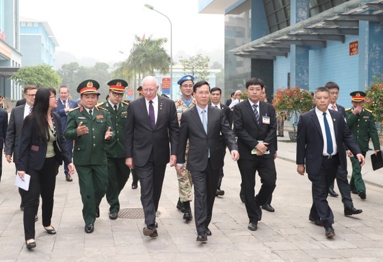 State President Vo Van Thuong and Governor-General David Hurley at the campus of the Vietnam Department of Peacekeeping Operations (Photo: SGGP)