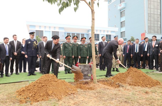President Vo Van Thuong and Governor-General David Hurley plant trees at the Vietnam Department of Peacekeeping Operations campus (Photo: SGGP)