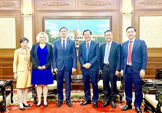 Chairman of Ho Chi Minh City People's Committee Phan Van Mai (third, R) receives Ambassador Extraordinary and Plenipotentiary of Hungary in Vietnam Baloghdi Tibo
