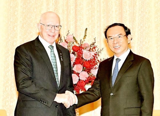 Secretary of the Ho Chi Minh City Party Committee Nguyen Van Nen (R) shakes hands with Australian Governor-General David Hurley (Photo: SGGP)