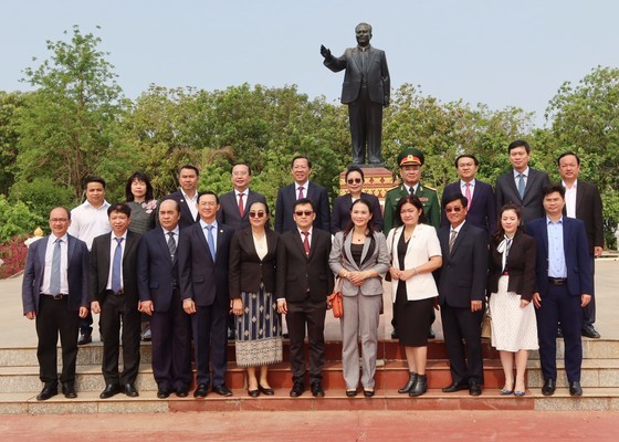 The HCMC delegation at the Memorial of President Kaysone Phomvihane (Photo: SGGP)