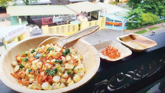 Spathes of areca trees turn into useful items such as plates, spoons, cups, trays, fans, paintings