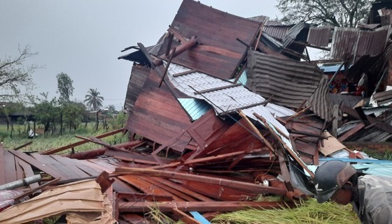 Downpour, strong wind lash Tien Giang, Gia Lai causing losses