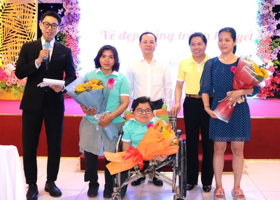 Deputy Secretary of Ho Chi Minh City Party Committee Nguyen Van Hieu presents flowers to honor outstanding disabled women