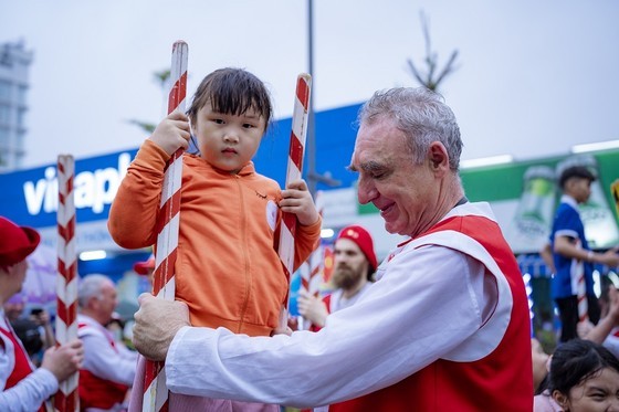 Belgian artists instruct children to walk on tall sticks