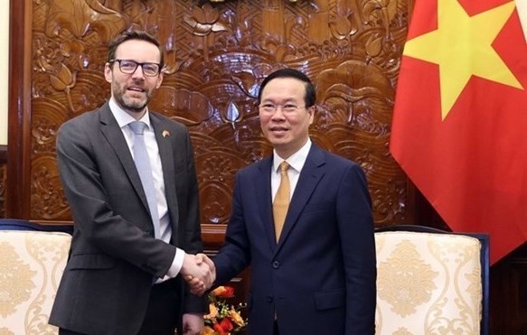 President Vo Van Thuong (R) receives Ambassador of the United Kingdom of Great Britain and Northern Ireland to Vietnam Iain Frew on April 28. (Photo: VNA) President Vo Van Thuong (R) receives Ambassador of the United Kingdom of Great Britain and Northern Ireland to Vietnam Iain Frew on April 28. (Photo: VNA)