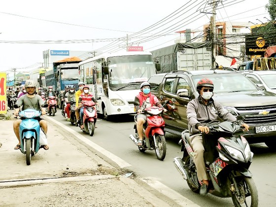 Tourists whose vehicles clog roads as they return from long vacation