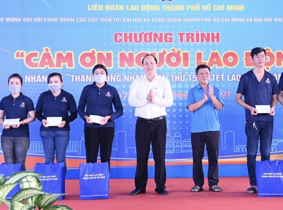 Mr. Hai gives gifts to workers