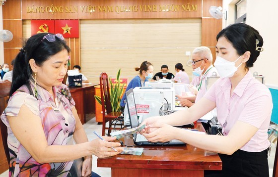 A resident receives low interest loan for employment support at the Bank for Social Policies in District 12, HCMC A resident receives low interest loan for employment support at the Bank for Social Policies in District 12, HCMC