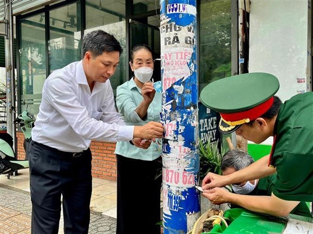 A campaign has been launched in Thu Duc city and districts in the southern largest city to peel off illegal leaflets posted on walls and poles along streets. (Photo: VNA)