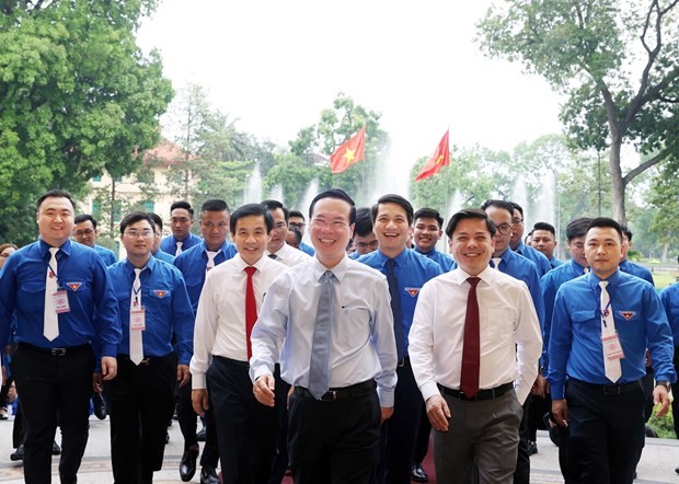 President Vo Van Thuong (front) and participants in the meeting in Hanoi on May 25 (Photo: VNA)