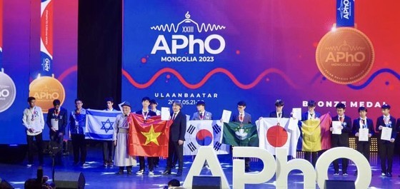 Vietnamese students scoop four bronze medals at APhO Vietnamese students scoop four bronze medals at APhO