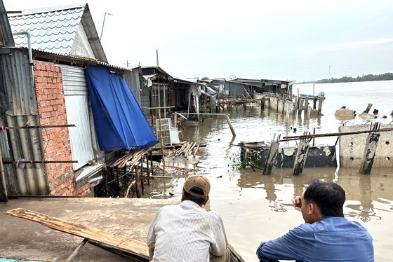 Houses damaged due to landslide in the Mekong Delta (Photo: SGGP)
