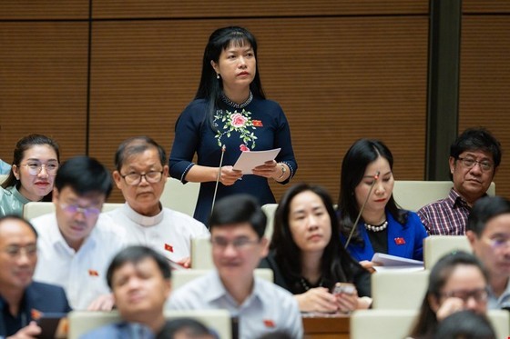 Deputy Ta Thi Yen, Deputy Head of the National Assembly Standing Committee’s Board for Deputy Affairs, raising a question to EVN
