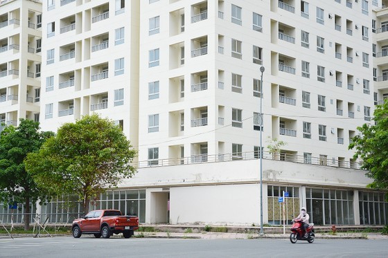The Binh Khanh resettlement apartment block is left abandoned for years