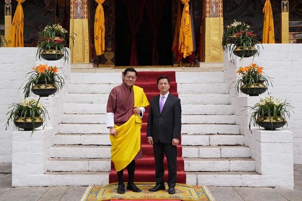 Vietnamese Ambassador Nguyen Thanh Hai (R) and King of Bhutan (Photo: baoquocte.vn)