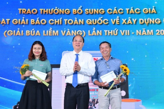 Deputy Secretary of Ho Chi Minh City Party Committee Nguyen Ho Hai presents awards to SGGP Newspaper reporters who have won journalism awards. (Photo: SGGP)